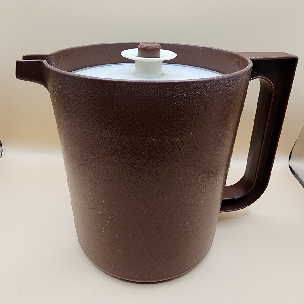 Vintage Tupperware Pitcher 1.5 qt Quart Brown 1575 Push Button Lid